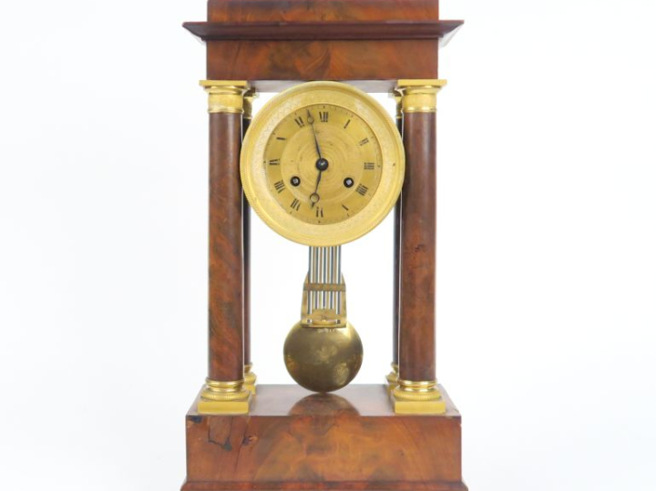 Pendule portique Empire en placage d'acajou flammé et bronze doré, (qu