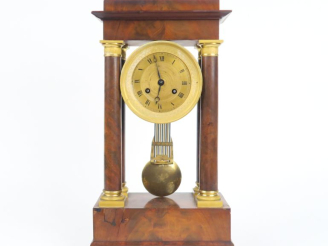 Vente aux enchères Pendule portique Empire en placage d'acajou flammé et bronze doré, (qu