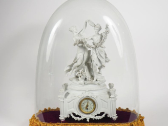 Vente aux enchères Pendule 1900 en biscuit à décor de deux muses dansant (marque en bleu 