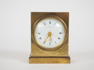 Vente aux enchères Pendulette borne en bronze, cadran signé A. Roux  Dim. 8,5 x 10,5 x 4,