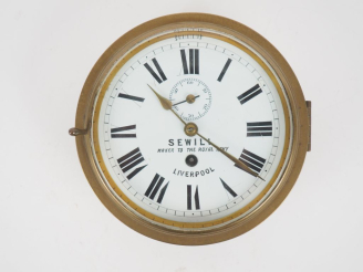 Vente aux enchères Pendule de marine anglaise, cadre en laiton, signée Sewill Maker to th