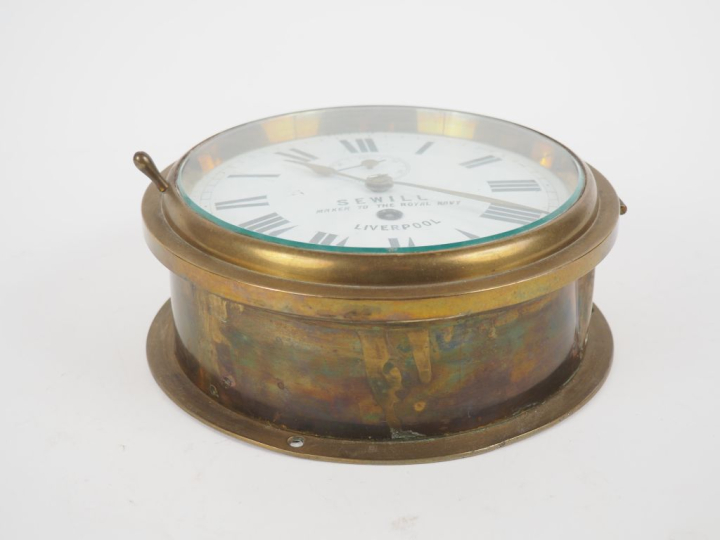 Pendule de marine anglaise, cadre en laiton, signée Sewill Maker to th
