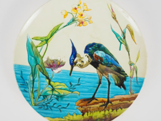 Vente aux enchères MONTEREAU.  Plat 1900 en faience fine émaillée à décor polychrome d'éc