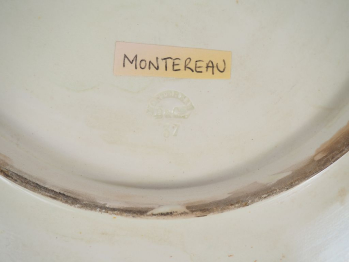 MONTEREAU.  Plat 1900 en faience fine émaillée à décor polychrome d'éc