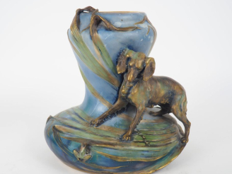 Vente aux enchères AMPHORA.  Vase Art Nouveau en céramique polychrome à décor en relief d