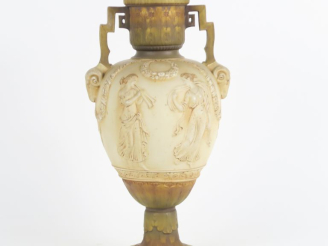 Vente aux enchères ROYAL VIENNA.  Vase à anses de style antique en biscuit polychrome, à 