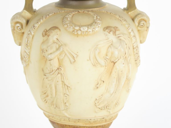 ROYAL VIENNA.  Vase à anses de style antique en biscuit polychrome, à 
