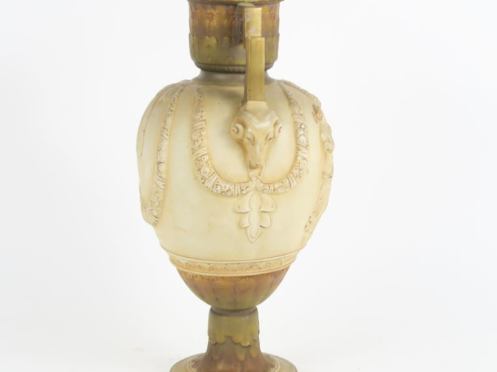 ROYAL VIENNA.  Vase à anses de style antique en biscuit polychrome, à 