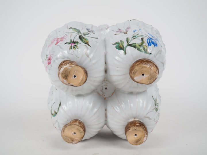 SAINT-CLEMENT-(GALLE pour).  Grand présentoir en faience polychrome à 