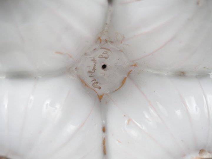 SAINT-CLEMENT-(GALLE pour).  Grand présentoir en faience polychrome à 