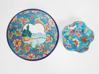 Vente aux enchères LONGWY.  Coupe sur talon en émaux polychromes à décor de paysage de mo