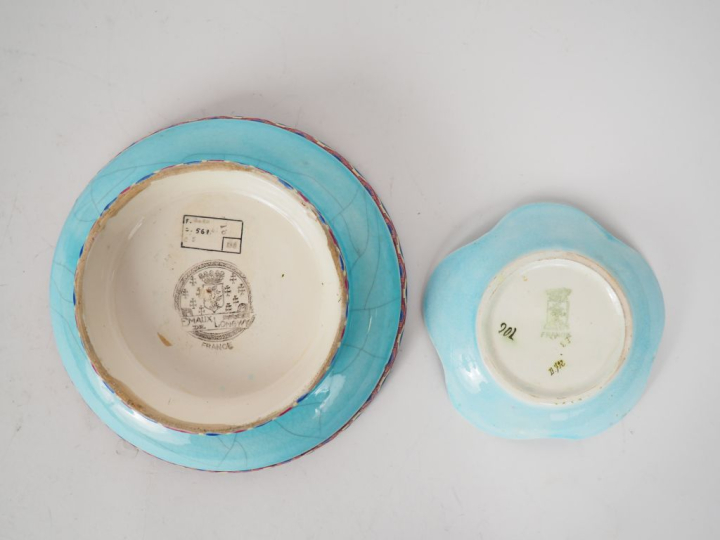 LONGWY.  Coupe sur talon en émaux polychromes à décor de paysage de mo