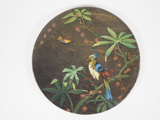 Vente aux enchères Plat décoratif 1900 en céramique polychrome à décor de papillons et de