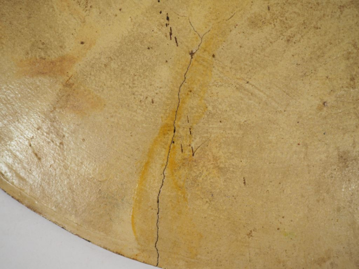 Plat décoratif 1900 en céramique polychrome à décor de papillons et de