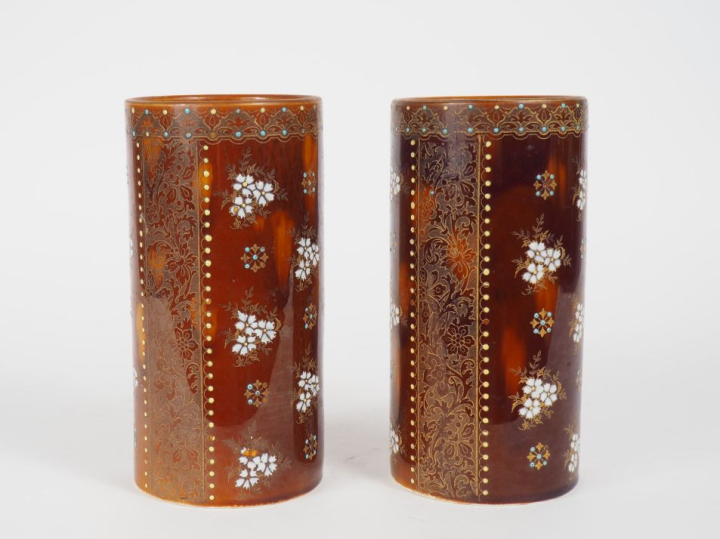 Paire de vases "rouleau" en faience fine à décor émaillé de fleurs pol