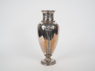 Vente aux enchères GALLIA.  Vase ovoide en métal argenté de style Louis XVI à décor de fe