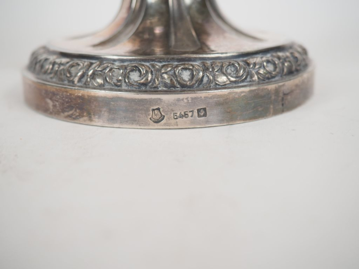 GALLIA.  Vase ovoide en métal argenté de style Louis XVI à décor de fe