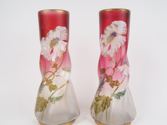 Vente aux enchères Paire de vases Napoléon III de forme torse en verre émaillé, à décor p