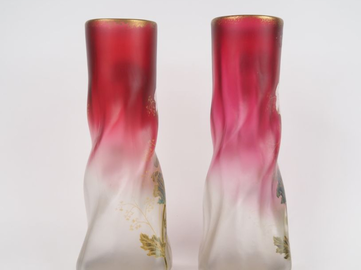 Paire de vases Napoléon III de forme torse en verre émaillé, à décor p