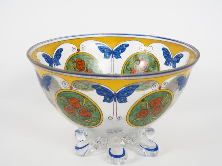 SEVRES.  Coupe Art Déco en cristal émaillé, à décor polychrome de papi