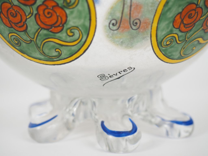 SEVRES.  Coupe Art Déco en cristal émaillé, à décor polychrome de papi