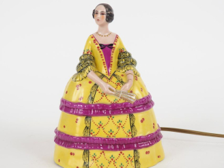 Vente aux enchères Veilleuse Art Déco en porcelaine polychrome de Limoges figurant une je