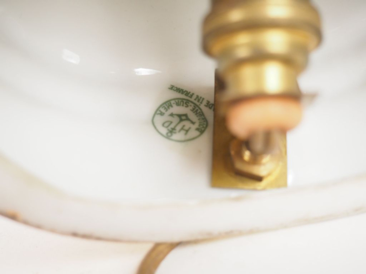 Veilleuse Art Déco en porcelaine polychrome de Limoges figurant une je