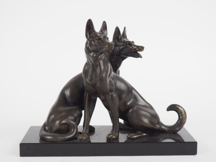 Ecole française Art Déco.  Groupe en régule et marbre noir "les deux c