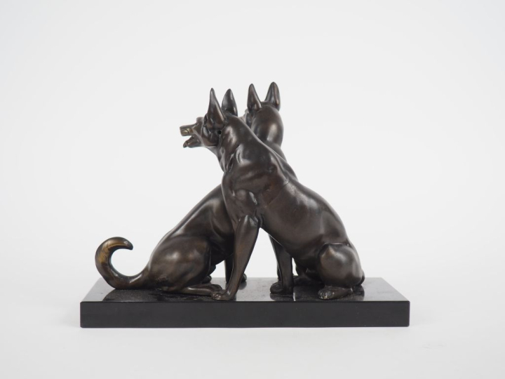 Ecole française Art Déco.  Groupe en régule et marbre noir "les deux c