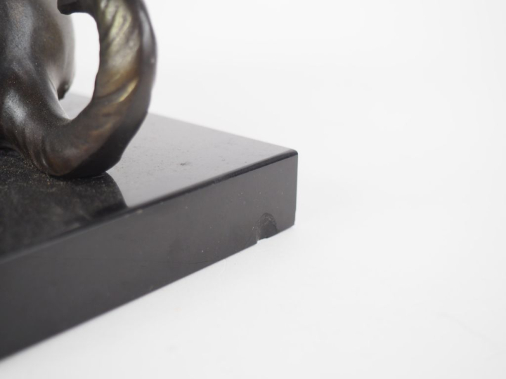 Ecole française Art Déco.  Groupe en régule et marbre noir "les deux c