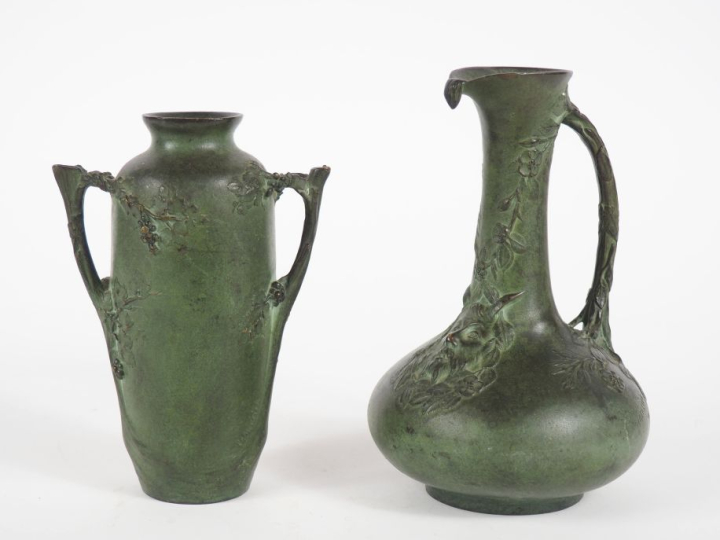 MERCIER. Vase  Art nouveau en bronze à patine verte à l'antique à déco