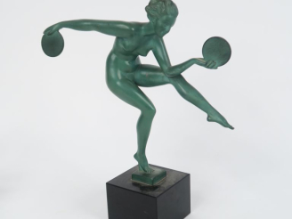 Vente aux enchères DERENNE.  "danseuse au disque" Sujet Art déco en régule à patine verte