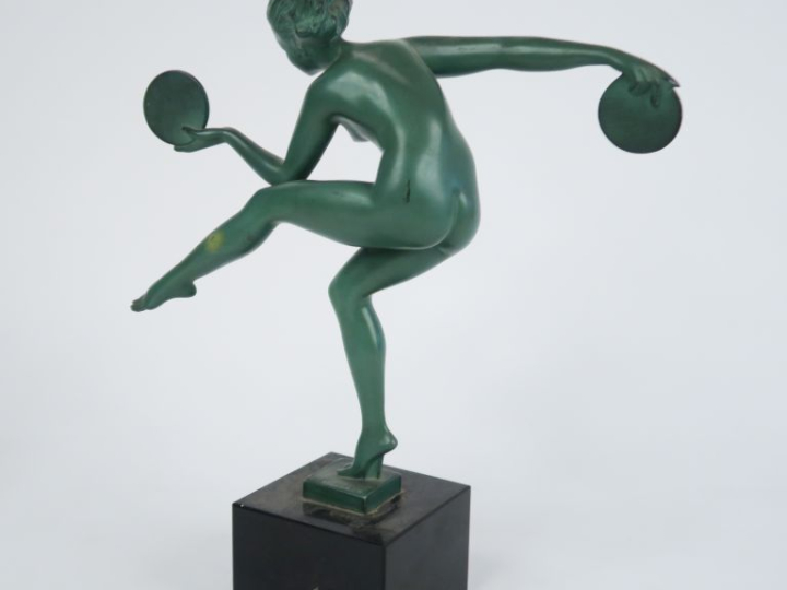 DERENNE.  "danseuse au disque" Sujet Art déco en régule à patine verte
