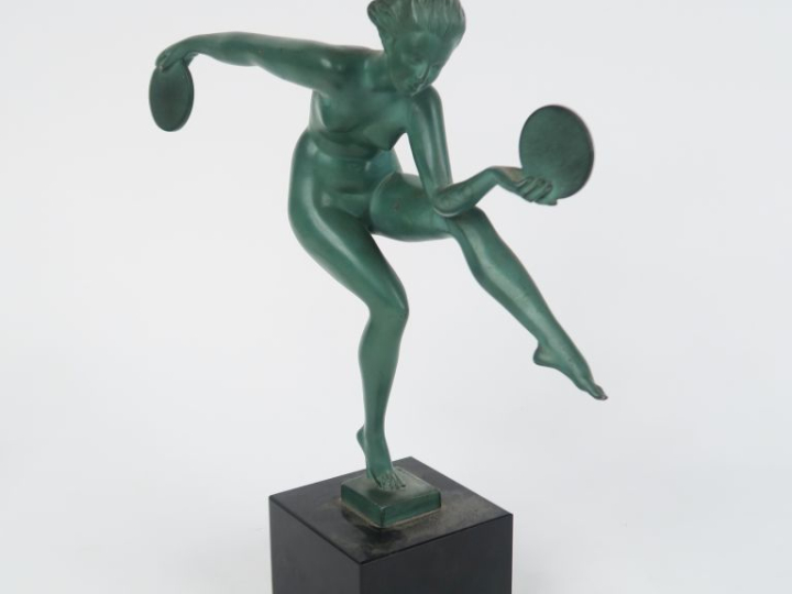 DERENNE.  "danseuse au disque" Sujet Art déco en régule à patine verte