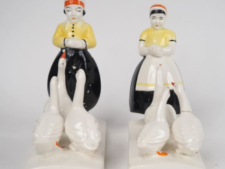 Vente aux enchères Paire de serre livres Art Déco en porcelaine polychrome en forme de je