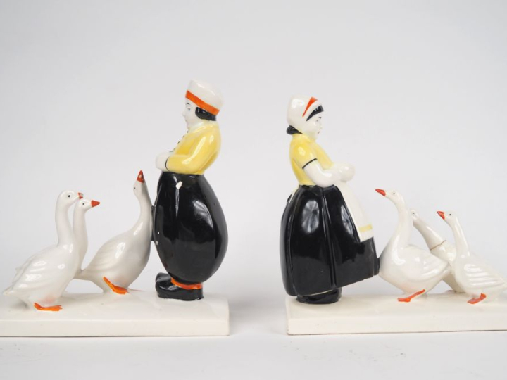 Paire de serre livres Art Déco en porcelaine polychrome en forme de je