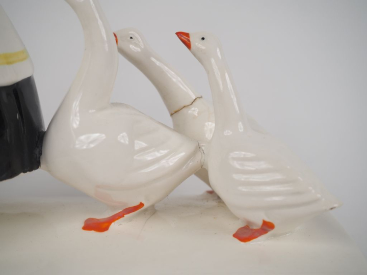 Paire de serre livres Art Déco en porcelaine polychrome en forme de je