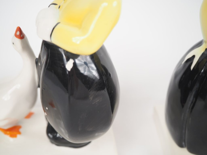 Paire de serre livres Art Déco en porcelaine polychrome en forme de je