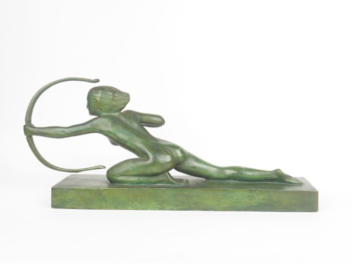 GUERO.  "Archère".  Sculpture Art déco en bronze à  patine verte.  Sig