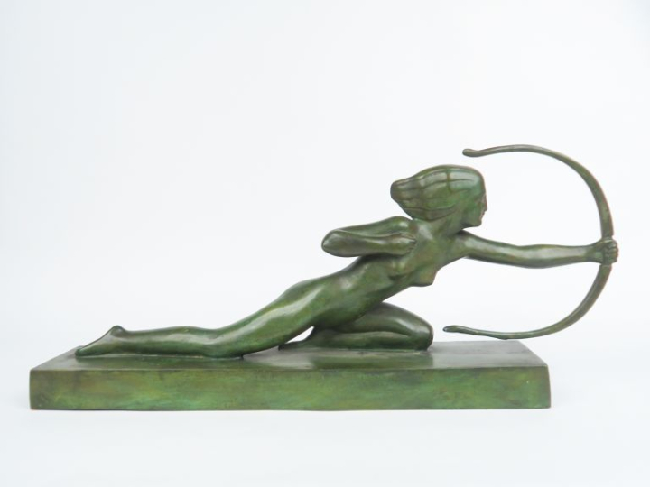 GUERO.  "Archère".  Sculpture Art déco en bronze à  patine verte.  Sig