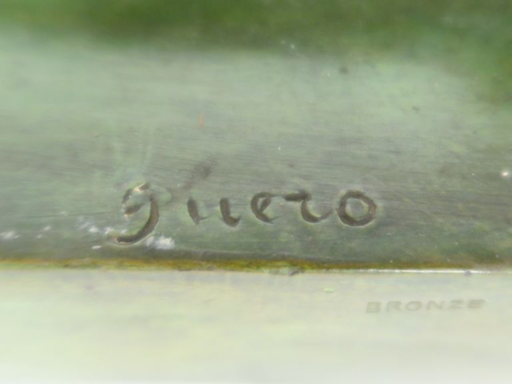 GUERO.  "Archère".  Sculpture Art déco en bronze à  patine verte.  Sig