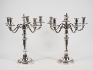 Vente aux enchères CHRYSALIA.  Paire de candélabres en métal argenté éclairant à cinq lum
