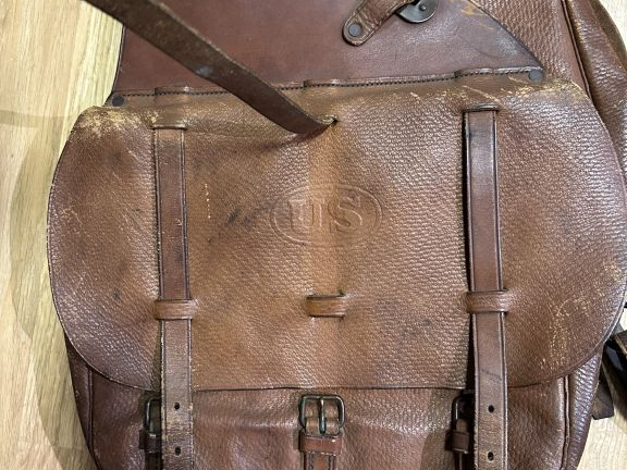 Selle de cavalerie type « Packer’s saddle 1917 » en cuir brun doublé d