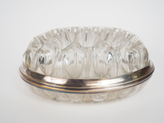 Vente aux enchères Grand pique fleurs en verre et métal argenté.
