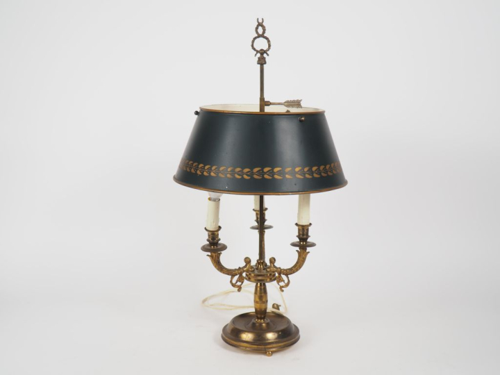 Lampe bouillotte de style Empire en tole verte et métal doré élairant 