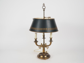 Vente aux enchères Lampe bouillotte de style Empire en tole verte et métal doré élairant 