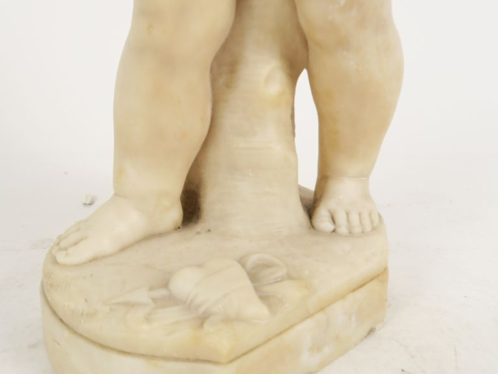 Ecole française XIXème.  "l'amour" Sculpture en albatre Signée H. 52 c