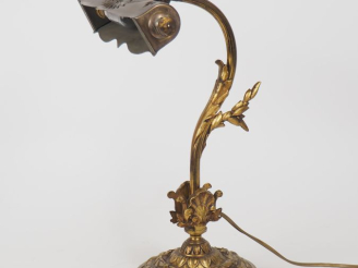 Vente aux enchères Lampe de bureau 1900 en bronze à décor de feuillage, abat jour en lait