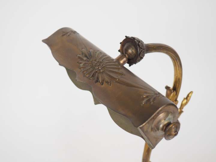 Lampe de bureau 1900 en bronze à décor de feuillage, abat jour en lait