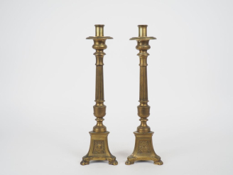 Vente aux enchères Paire de bougeoirs de style Louis XIV en laiton, à décor de tête d'ang